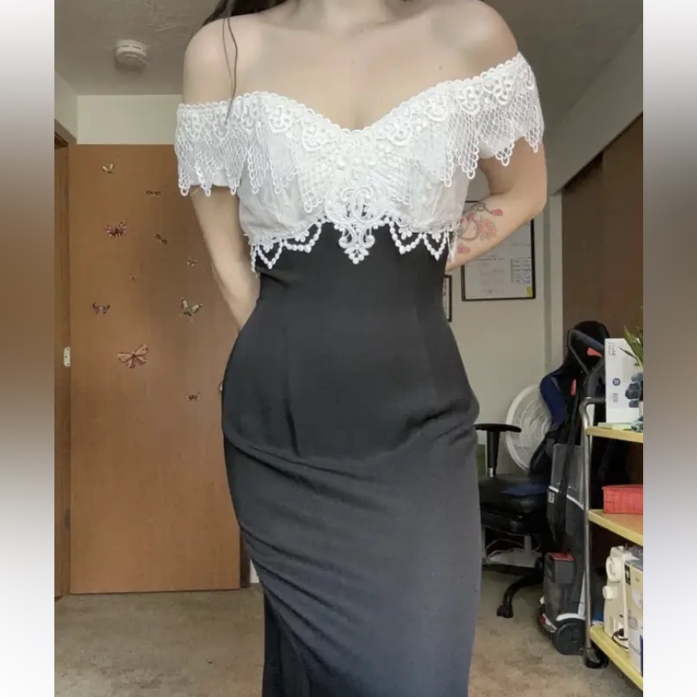 Caché Vintage Lace Off The Shoulder Black White Dress size 4